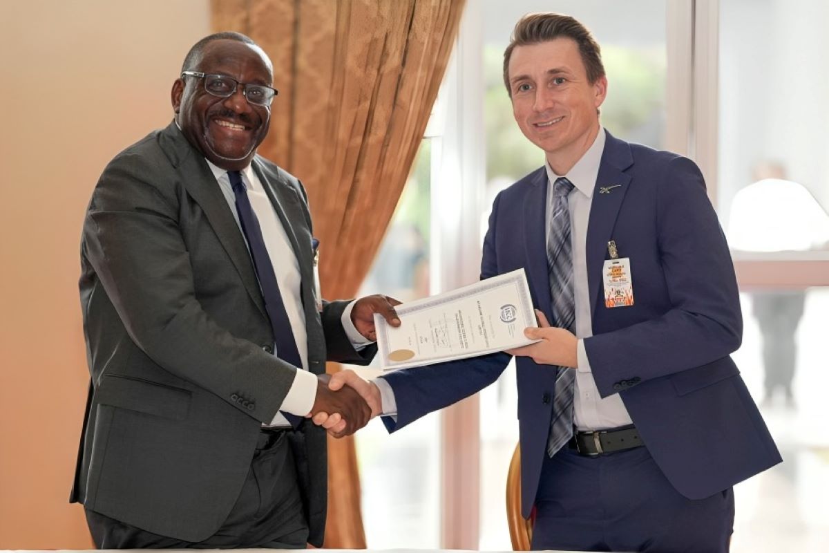 Uganda President Yoweri Museveni & Starlink official