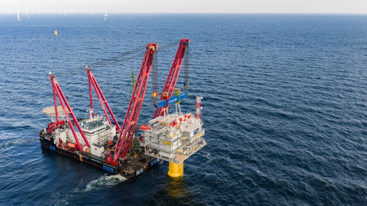 Abu Dhabi’s HEA Energy acquires two jackup crane vessels from Denmark